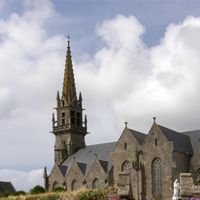 Façade de l'église de Plouarzel, symbolisant la présence de votre plombier-chauffagiste local.