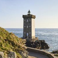 Le phare du Conquet, illustrant la portée des services de plomberie et chauffage jusqu'au bout du monde.